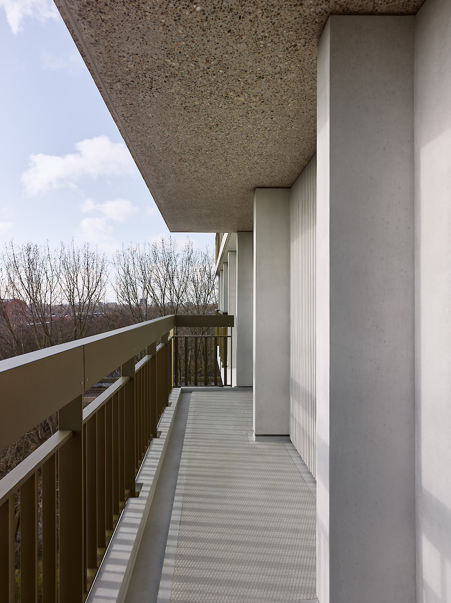 Balkon zuidgevel met gepolijst betonnen plafond