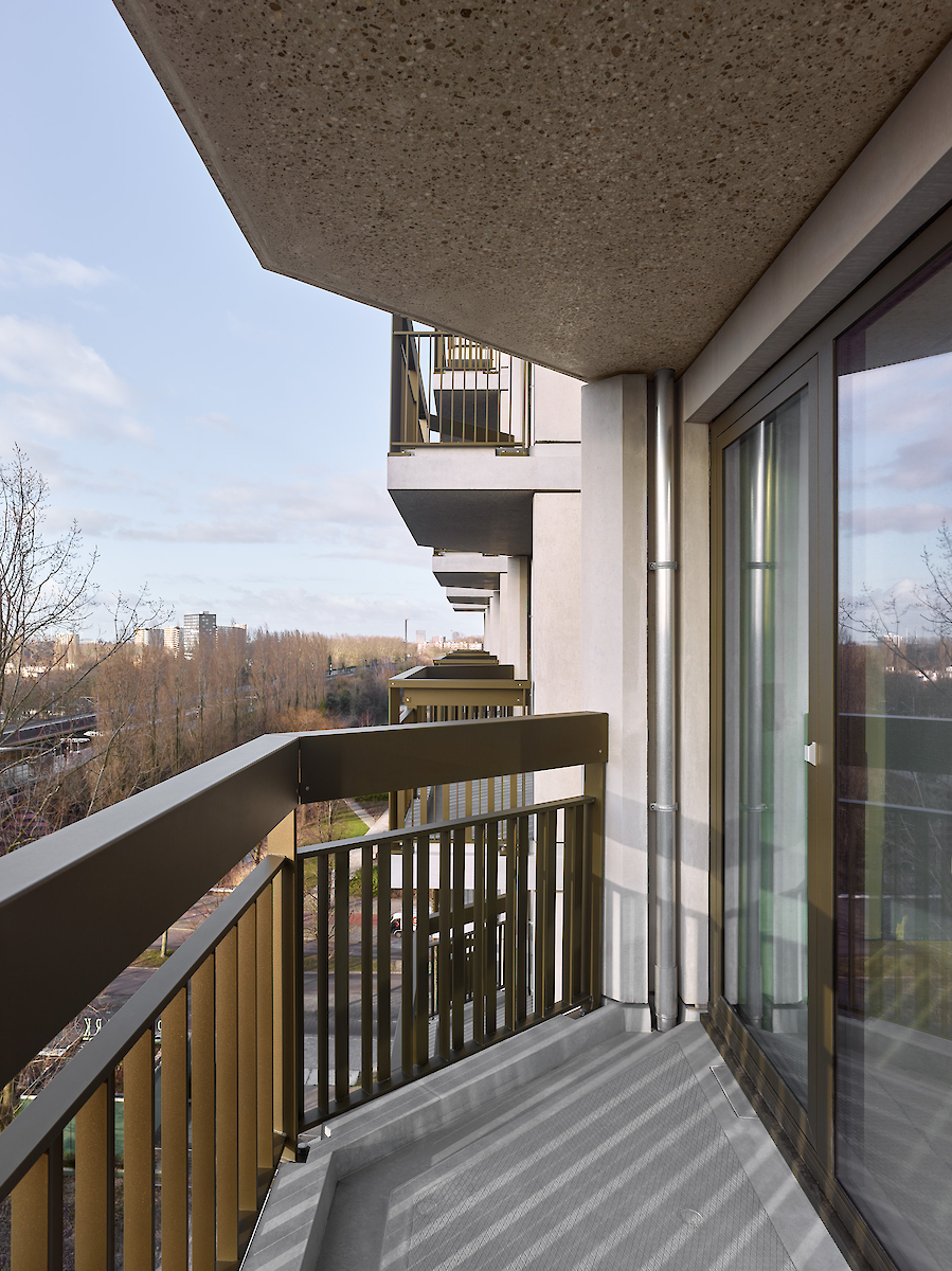 Balkon westgevel met gepolijst betonnen plafond