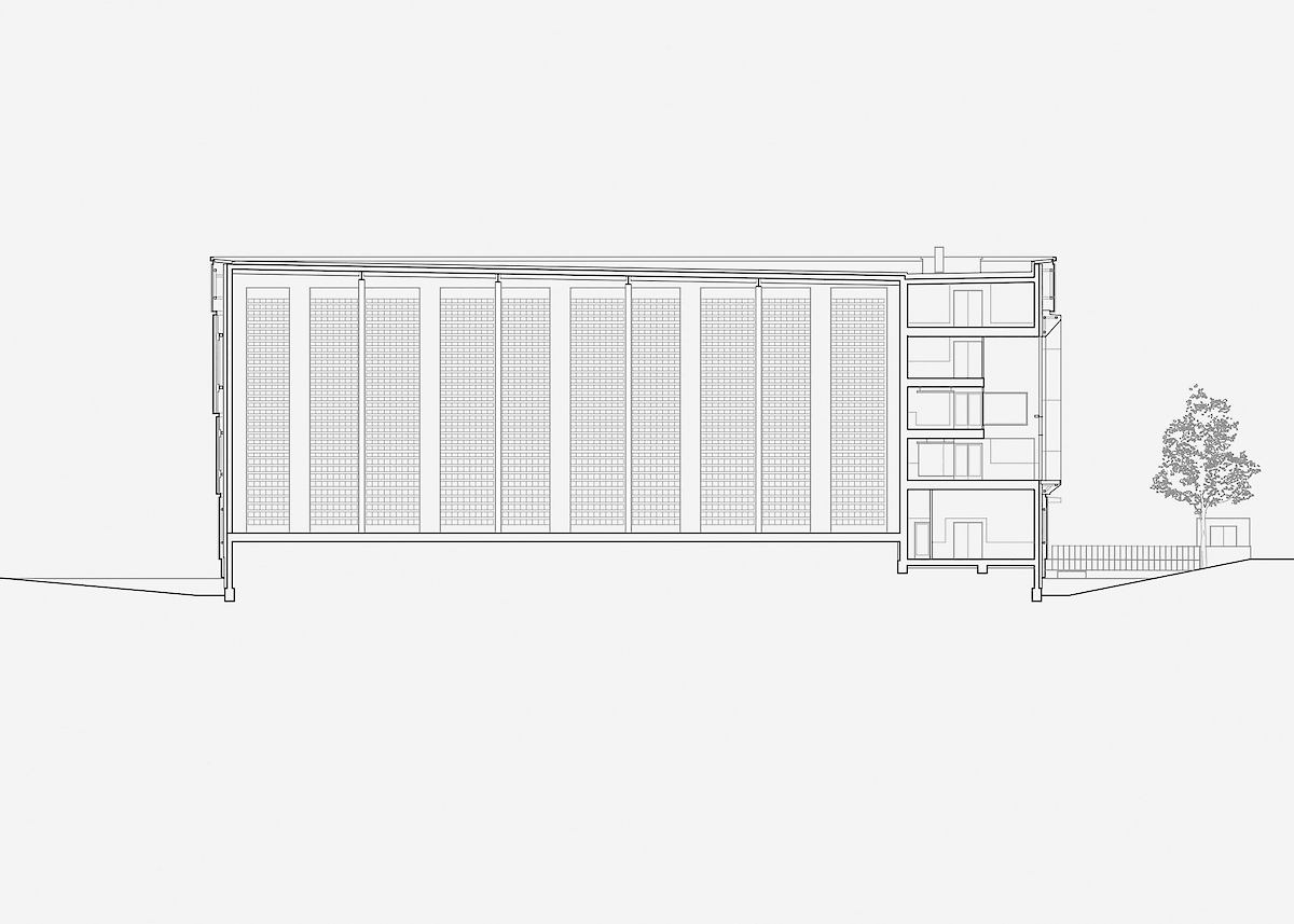 Doorsnede door voorbouw en opgehoogd magazijn